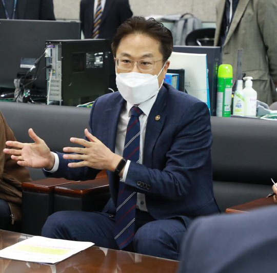 김정우 조달청장이 2일 정부대전청사 브리핑룸에서 출입기자단을 대상으로 취임 1주년 간담회를 진행하고 있다.